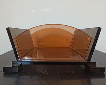 null Ettore SOTTSASS (1917-2007)

Smoked glass centerpiece, two rectangular flared...
