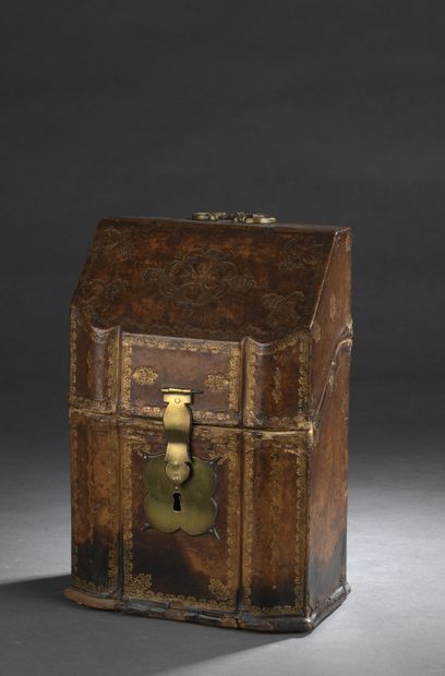 null COUVER BOX with sloping lid, covered with havana leather gilded with small irons.

18th...