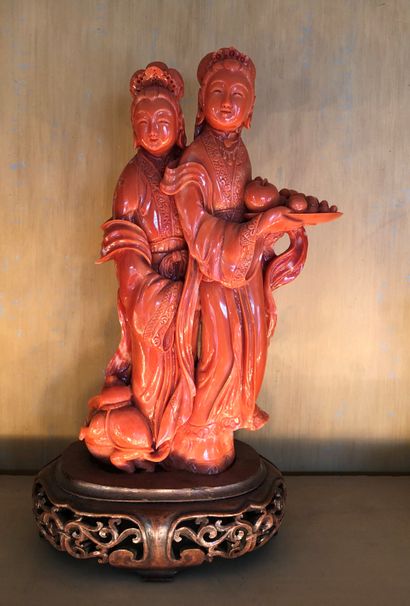 CHINE

Deux Guanyin en corail* rouge sculpté,...