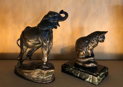 null Lot including :

- After Antoine-Louis BARYE

Cat, bronze with brown patina...
