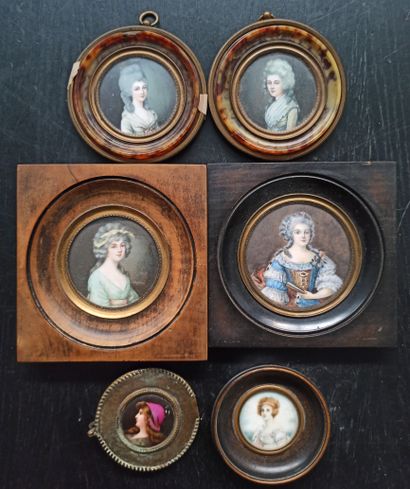 null Lot de six miniatures représentant des portraits de femme. Certaines signée...