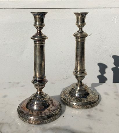 null Pair of silver plated candelabras. 

Wear and tear. Height : 42,5 cm

A pair...