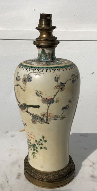 null Vase Meiping en porcelaine à décor émaillé polychrome d'oiseaux branchés, monté...