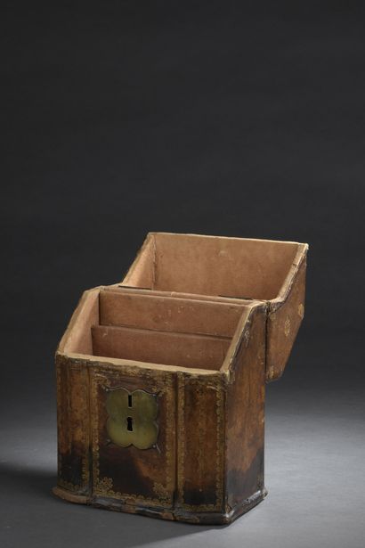 null COUVER BOX with sloping lid, covered with havana leather gilded with small irons.

18th...