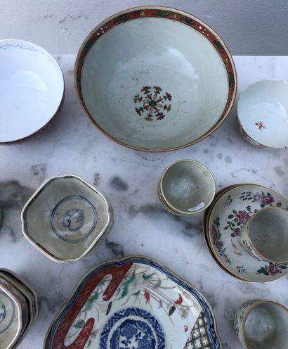 null Lot of porcelain and earthenware, mainly with Imari decoration including cups,...