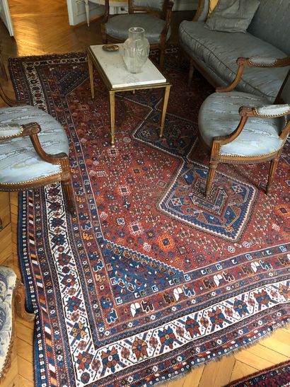 Lot including : 
- Large geometric carpet...