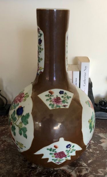 null CHINE

Vase bouteille en porcelaine à fond capucin à décor en réserves de bouquets...