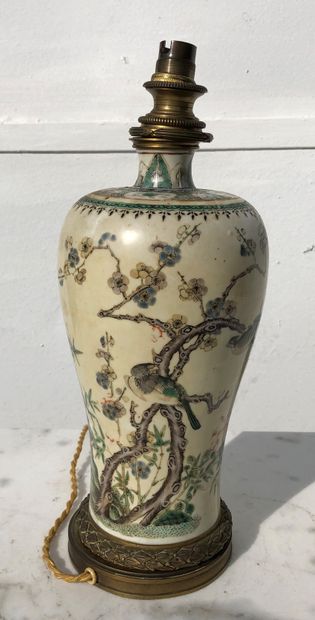 null Vase Meiping en porcelaine à décor émaillé polychrome d'oiseaux branchés, monté...