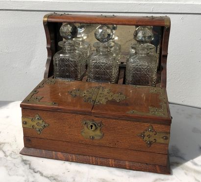 null HC L London

Whisky cellar in oak and gilded brass with three carafes in cut...