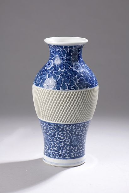 null VASE in blue and white porcelain with floral decoration. Signed with an ideogram.

Japan,...