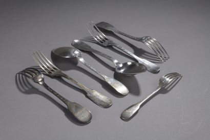 null LOT of cutlery comprising:

- Six silver cutlery 1st title 950‰, uni-flat model....