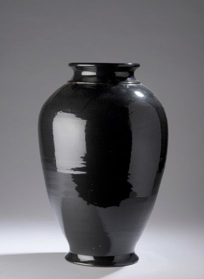 null VASE en céramique émaillée noire.

Quelques éclats.

H. 42 cm