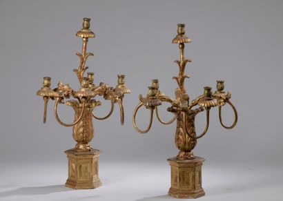 null PAIR OF LARGE CANDELABRES with five lights in gilded wood and carved with foliage...