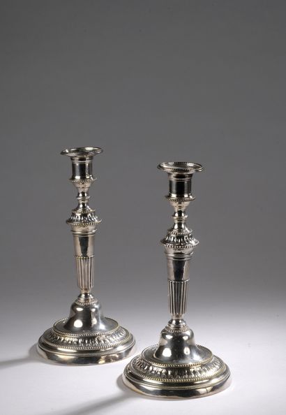 null PAIR OF FLAMPS in silver plated metal decorated with pearl friezes.

Louis XVI...