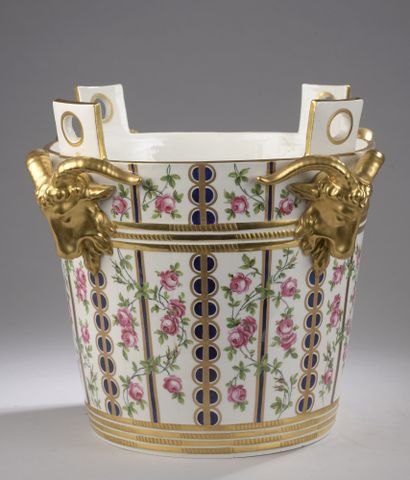 null Porcelain CACHE-POT with polychrome decoration of branches of roses and golden...