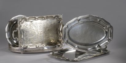 null TWO PLATES AND THREE TRAYS in silver plated metal. 

L. 27 cm to 47 cm