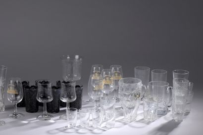 null LOT comprenant environ quarante verres dépareillés, deux chopes à bière, six...