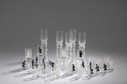 null SUITE DE TRENTE-DEUX VERRES figurant les pions noirs et blancs d’un jeu d’échec....