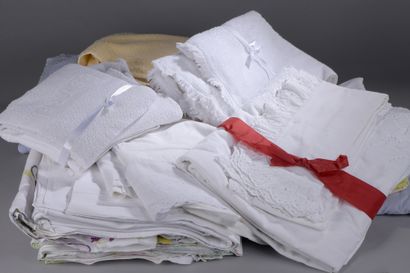 null LOT de linge de maison comprenant environ quinze draps, dix serviettes éponge,...