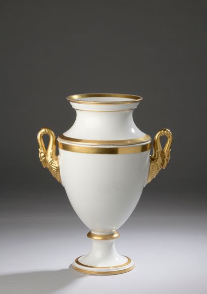 null PARIS

A white and gilt porcelain GLACIÈRE, the side grips in swan neck. 19th...