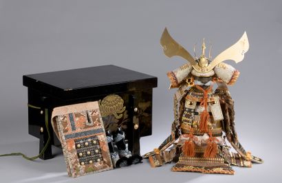 null REDUCED MODEL of a samurai armor in fabric and metal. In its box.

H. 27,5 ...