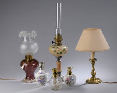 null TROIS LAMPES BERGER, deux en porcelaine et une en verre moulé.

13 cm - 15 cm...