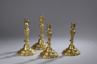 null DEUX PAIRES DE FLAMBEAUX en métal doré à fût godronné.

Style Louis XIV

H....