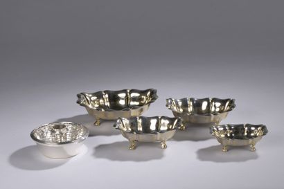 null Christian DIOR

SET OF FOUR CUPELLES AND AN ASHTRAY (D. 11,5 cm) in silver plated...