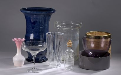 null LOT comprenant deux vases en verre, un vase en forme de coupe, un vase en opaline...
