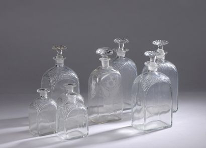 null SET OF EIGHT GLASS BOTTLES.

Missing three stoppers and some chips. 

14 cm...
