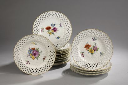 null MEISSEN, late 18th - early 19th century

SET OF SIXTEEN porcelain plates with...