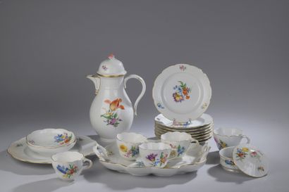 null MEISSEN, 19th century

Porcelain service with a wickerwork edge in light relief...