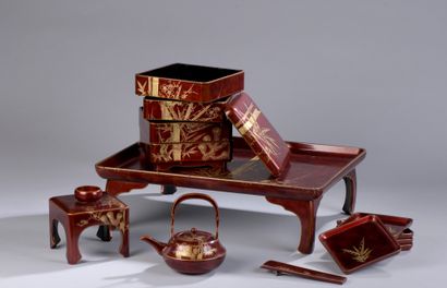 null BENTO AND SAKE SET in red lacquered wood with gilded bamboo decoration. 

20th...