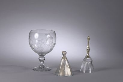 null LOT including four carafes.

Missing a stopper. 

23 cm to 32,5 cm

A crystal...