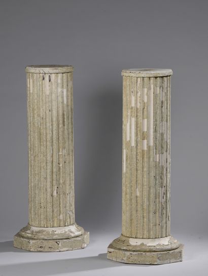 null Pair of fluted columns in white lacquered wood. Hexagonal bases.

Louis XVI...
