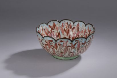 null SALADIER en émaux cloisonnés à décor d’une pivoine rose et rouge sur fond fleu.

12...