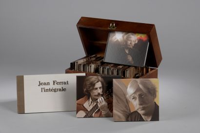 null INTÉGRALE EN CD DE JEAN FERRAT AVEC LIVRET. Dans un coffret en bois édité en...