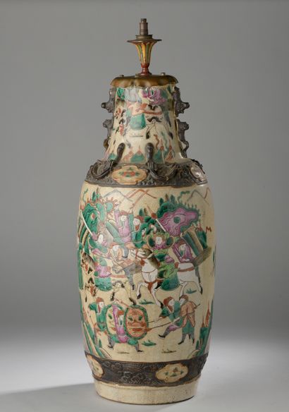 null VASE en porcelaine de Nankin, craquelée et émaillée, à décor de scènes de bataille....