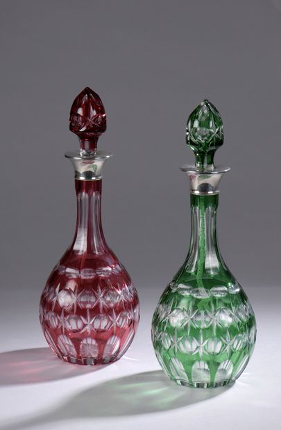 null TWO CARAFES in cut crystal, one green, the second red. Silver mounts.

H. 37...