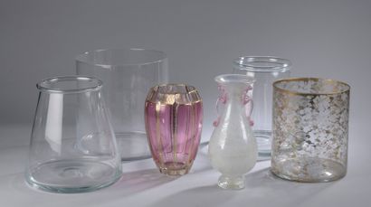 null LOT comprenant trois vases en verre, deux photo-phores et un vase en verre de...
