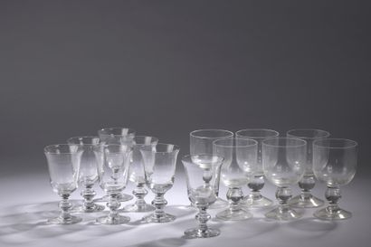 null SET OF THIRTEEN STANDARD GLASSES: six water glasses and seven wine glasses.