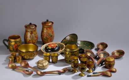 null Khokhloma serving set in painted wood including three covered pots, two mugs,...