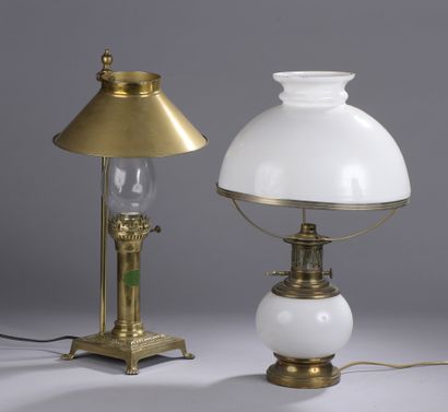 null 
LAMP in brass with column shaft resting on a quadrangular base decorated with...