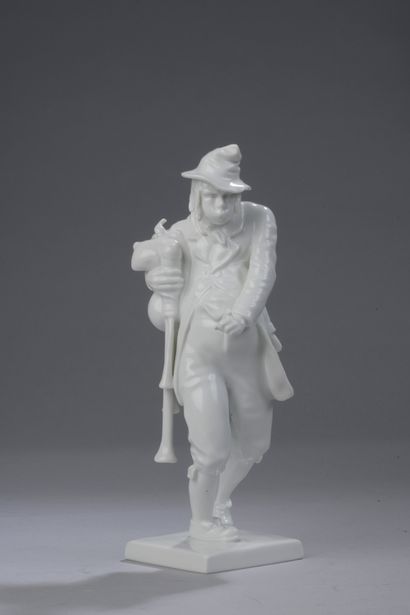 null VIENNA, 19th century

Porcelain SUBJECT representing a piper on a square base....