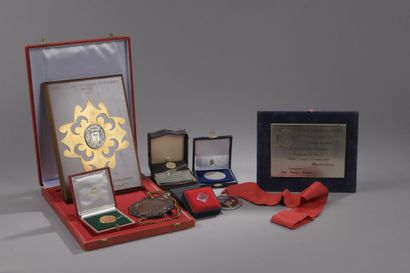 null SET OF FIVE FOREIGN MEDALS AND TROPHIES, awarded to Juliette Gréco: Sigillo...