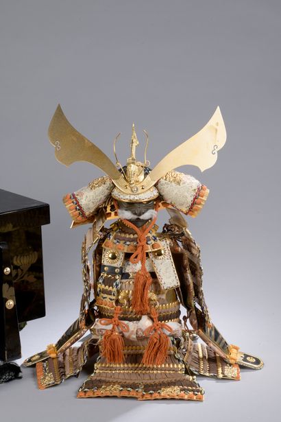 null REDUCED MODEL of a samurai armor in fabric and metal. In its box.

H. 27,5 ...