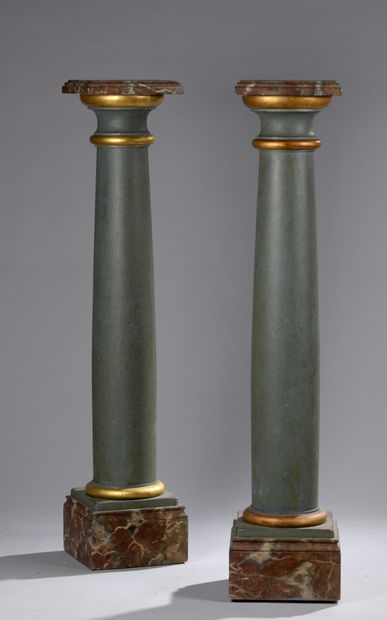 null PAIR OF COLUMNS in gilded wood and water green lacquer. Square top and base...