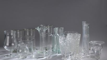 null LOT comprenant dix-huit vases en verre, trois photo-phores et divers.