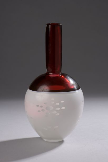 null Stuart AKROYD for Dior

VASE in red and white glass. Signed.

H. 24 cm