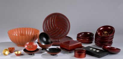 null LOT of lacquered wood including two dishes, seven mismatched bowls, seven bowls...